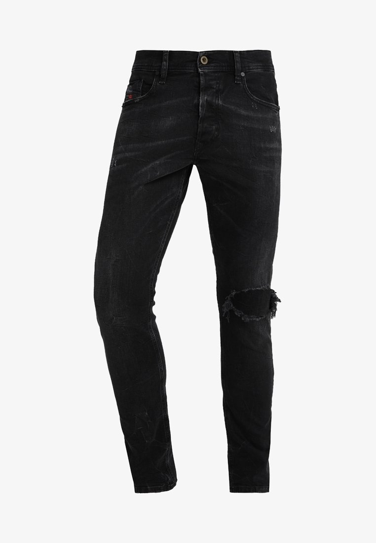 Vaqueros de denim negro con corte ajustado, diseño desgastado, rasgadura en la rodilla derecha y estilo tradicional de cinco bolsillos.