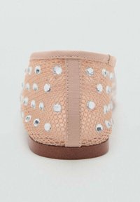 Zapato plano de encaje melocotón con rhinestones plateados en la parte superior, con una suela marrón suave y una parte trasera de textil reforzada.