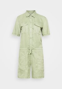 Combinaison utilitaire à manches courtes vert clair avec boutons à l'avant, deux poches poitrine à rabat, taille à cordon de serrage et deux grandes poches sur le devant des jambes.