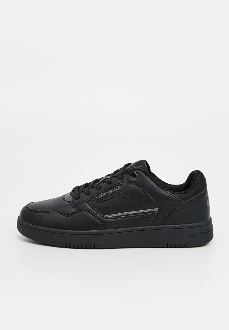 Zapatillas deportivas negras hechas de cuero sintético suave, con un diseño de corte bajo, punta redondeada, cierre de cordones en la parte delantera y un sutil detalle de logo.