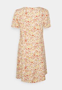 Vestido floral com mangas curtas, base creme e padrões de flores coloridos em vermelho, amarelo e castanho. Bainha reta com um corte descontraído.