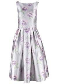 Kukallinen mekko, jossa on sovitettu vartalo-osa ja levenevä hame, valmistettu satiinikankaasta. Ominaisuuksiin kuuluu vaaleanharmaa tausta ja purppuran- sekä vihreän sävyiset kukkakuviot.