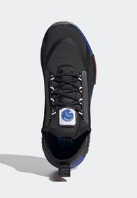 Svart idrottssko med en texturerad ovandel, utrustad med en blå mellansula, vita snören och en NASA-logotyp på tungan.