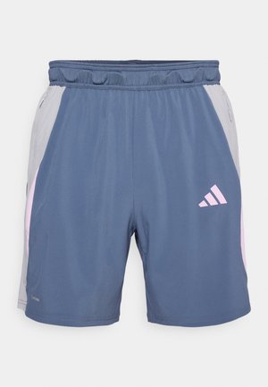 Blå treningsshorts med grå sidestykker, rosa detaljer, elastisk liv, og glidelåslommer. Laget av lett, pustende materiale.