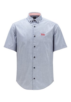 Jasnoniebieska koszula na krótki rękaw z guzikami, kołnierzem zapinanym na guziki oraz czerwonym haftowanym logo "BOSS" na piersi.
