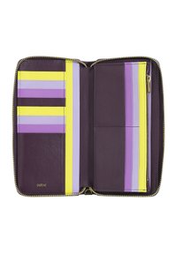 Billetera de cuero morado profundo con múltiples compartimentos para tarjetas con franjas alternas de amarillo, morado y lavanda; cierre de cremallera dorada.