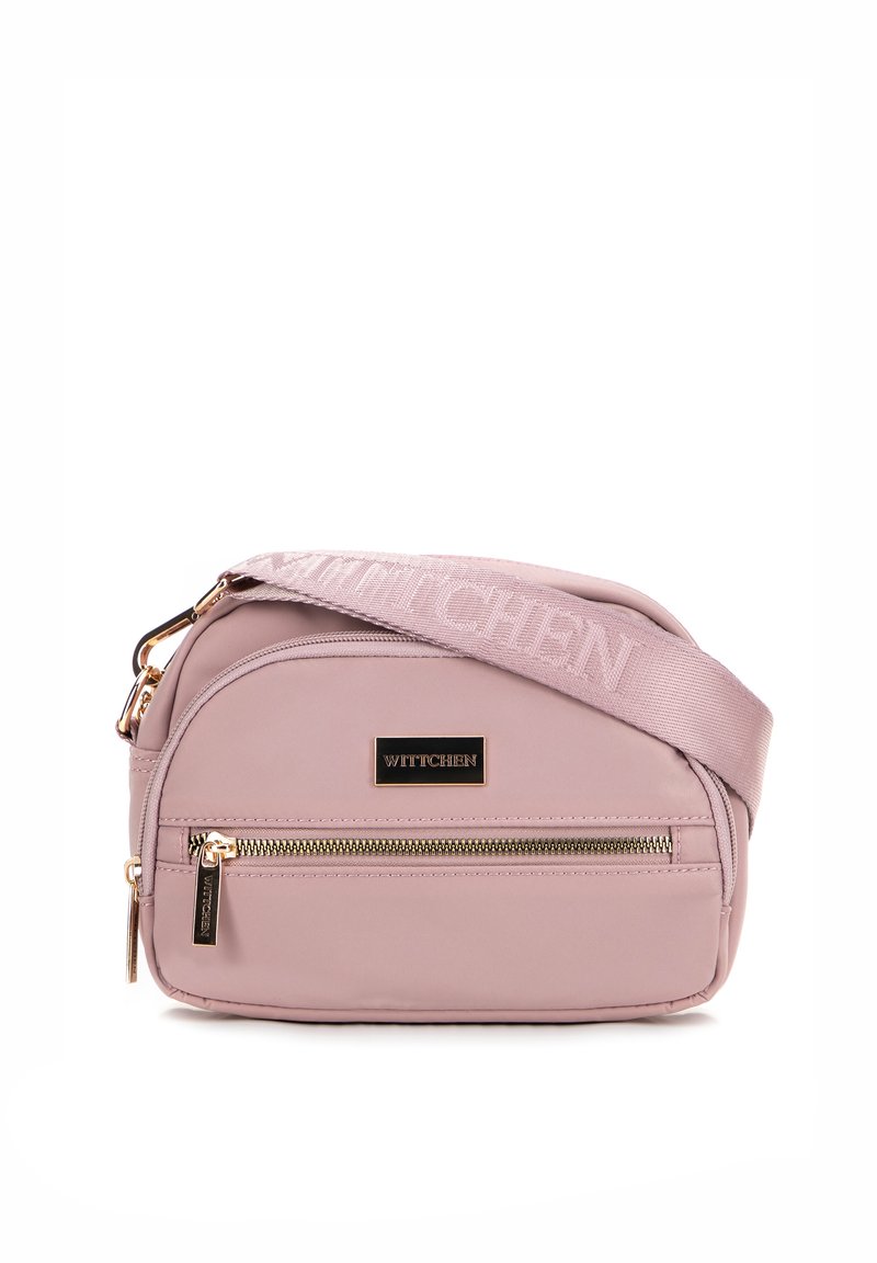 Růžová nylonová crossbody taška se zlatým zipem, logem a vzorovaným nastavitelným popruhem. Má zakulacený tvar a vnější kapsu.