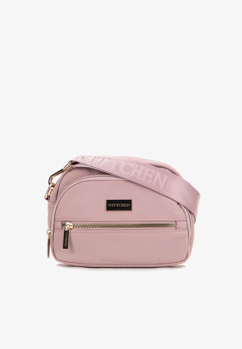 Růžová nylonová crossbody taška se zlatým zipem, logem a vzorovaným nastavitelným popruhem. Má zakulacený tvar a vnější kapsu.