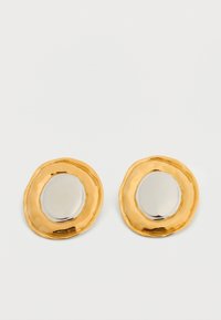 Kuld- ja hõbekõrvarõngad, millel on ebaühtlane, tekstuuriga disain, ovaalne kuju ja poleeritud pinnad. Erinev värvikontrast.