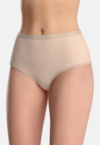 Mutande beige a vita alta realizzate in un tessuto liscio e elastico, con una morbida fascia elastica in vita. Il design senza cuciture migliora il comfort e la vestibilità.