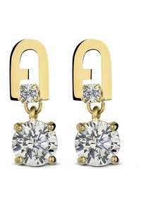 Boucles d'oreilles dorées avec un cristal circulaire en bas, suspendues à un cristal carré, avec un design distinctif en forme de 'A' en haut.