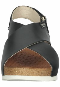Sandal de cuero negro con correas cruzadas, plantilla de corcho y suela de goma blanca. Presenta una textura suave y un diseño minimalista.