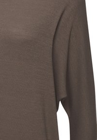 Braunes Strickoberteil mit einer weichen Textur, entspannter Passform und Rundhalsausschnitt. Der Stoff weist ein dezentes Rippenmuster auf.