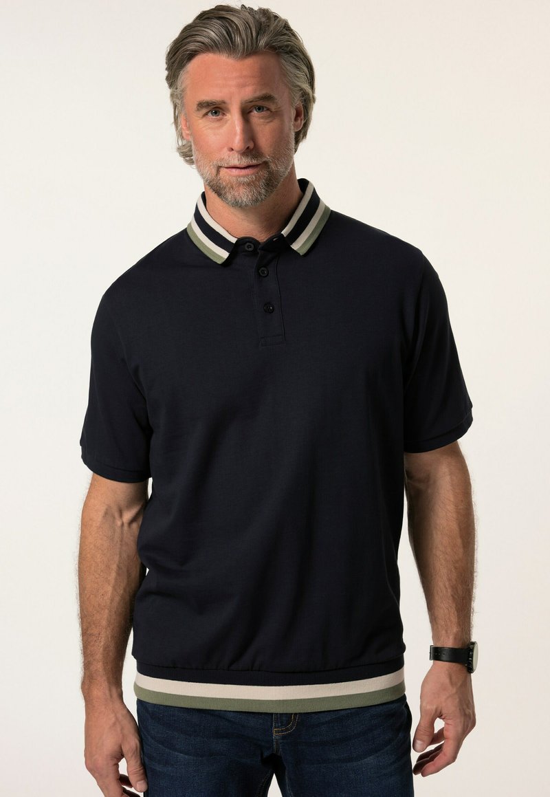Tmavě modrá polo košile z jemné látky, s žebrovaným límcem v olivově zelené a bílé barvě, krátkými rukávy a vypasovaným pasem.
