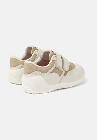 Sandaletten in Beige und Creme mit strukturiertem Obermaterial, Klettverschluss, gepolstertem Schaft und einer weißen Gummisohle mit Profil.