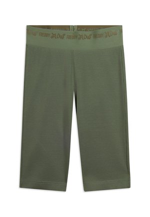 Pantalones cortos hasta la rodilla de color verde oliva con costillas y cintura elástica que presenta el texto repetido "FREDDY FLOW" en un tono ligeramente más oscuro.