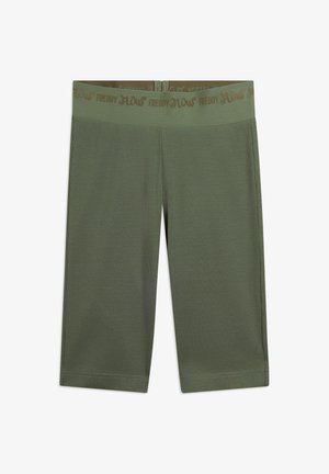 Pantalones cortos hasta la rodilla de color verde oliva con costillas y cintura elástica que presenta el texto repetido "FREDDY FLOW" en un tono ligeramente más oscuro.