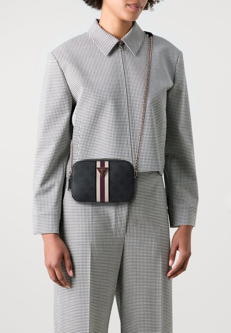Guess NOELLE CROSSBODY CAMERA - Skuldertasker - dark grey