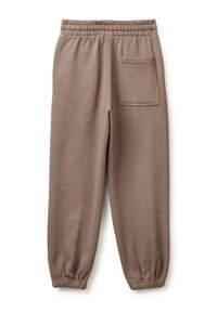 Bruine sweatpants van zacht materiaal, met een elastische tailleband, boorden bij de enkels en een klein patch pocket aan de achterkant.