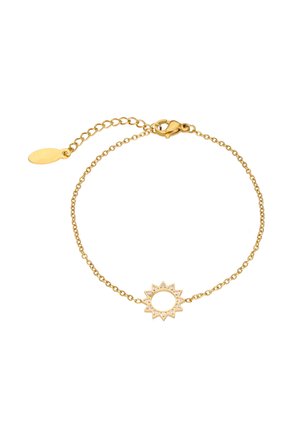 Sart guldarmbånd med en solformet charms, der har små klare ædelsten, og en katteklips lukkefunktion med en justerbar kæde.