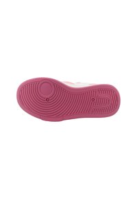 Semelle de sneaker en caoutchouc rose avec un motif texturé, présentant des rainures circulaires et linéaires pour l'adhérence. Bords lisses et design plat.