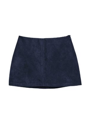 Laivastonsininen mokkanahkainen minihame, jossa keskisauma ja sivuvetoketju, tasaisesti valkoisen taustan päällä.