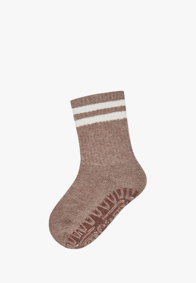 Braune gerippte Knöchelsocke mit zwei weißen horizontalen Streifen in der Nähe des Bündchens und einem strukturierten, rutschfesten Sohlenmuster.