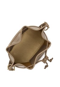 Sac seau en cuir tan avec une surface texturée et un intérieur lisse. Équipé de garnitures en ton doré et d'une fermeture à cordon.