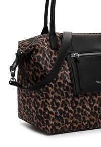 Laukku leopardikuvioilla mustilla nahka-akseleilla, jossa on vetoketjullinen tasku ja tukevat olkahihnat, teksturoitu kangas.