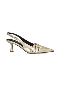 Zapato de tacón alto dorado tipo slingback con punta afilada, que presenta tres correas decorativas y una textura metálica. El tacón es acampanado y mide aproximadamente 5 cm de alto.