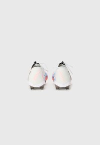 Weiße und rosa Fußballschuhe mit einem eleganten Design, ausgestattet mit einem schwarzen Akzent, strukturierten Oberflächen und schwarzen Stollen an den Sohlen.