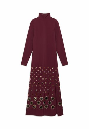 Robe longue bordeaux avec un col montant, des manches longues et des accents circulaires décoratifs à l'ourlet de différentes couleurs et tailles.