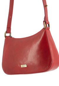 Rote Leder-Schultertasche mit geschwungenem Design, goldenen Akzenten und einer Plakette mit der Gravur "Venezia". Glatte Textur und verstellbarer Trageriemen.