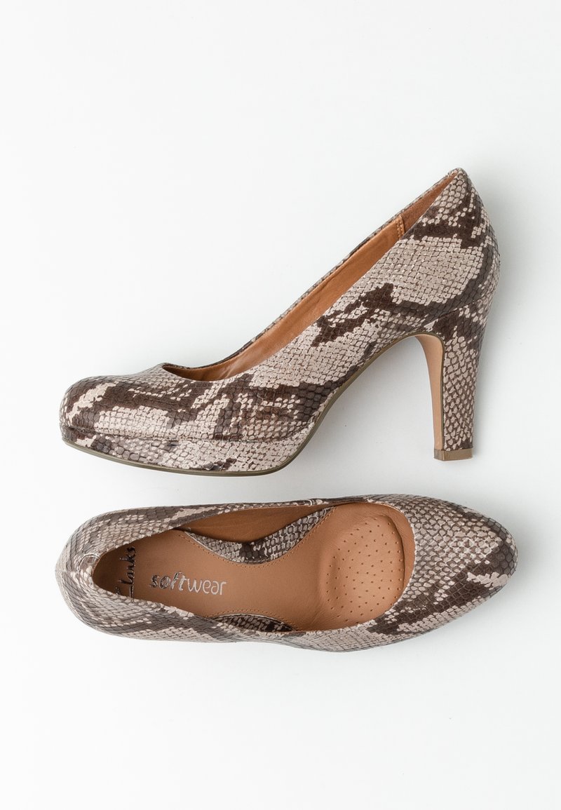 Chaussures à talons hauts marron et beige avec un motif serpent, dotées d'un bout rond et d'une semelle intérieure rembourrée, avec une hauteur de talon modérée.