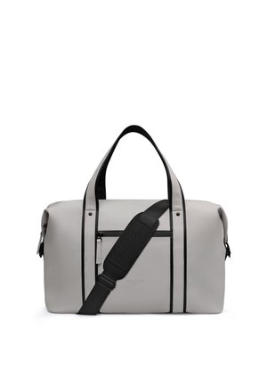 Bolsa de lona gris claro con asas negras y correa de hombro ajustable, bolsillo frontal con cremallera y diseño minimalista.