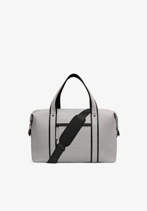 Vaaleanharmaa duffel-laukku mustilla kahvoilla ja säädettävällä olkahihnalla, vetoketjullisella etutaskulla ja minimalistisella designilla.