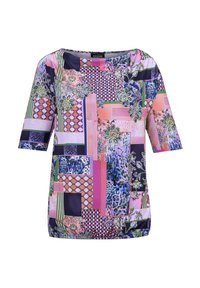 Haut coloré à manches courtes présentant un design en patchwork avec des motifs floraux, géométriques et rayés dans des teintes de rose, bleu et vert.