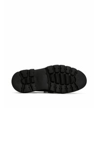 Suela de zapato deportivo negra con un patrón de profundidad pronunciada, que presenta un material de goma texturizado y un diseño sólido y duradero para ofrecer tracción y soporte.