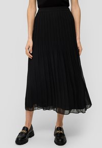 Zwarte geplooide midi-rok met een soepele tailleband en lichtgewicht, doorschijnende stof. Verfraaid met een zwierige silhouet en subtiele beweging.