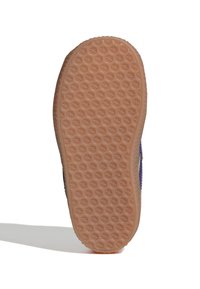 Podplat čevlja je narejen iz teksturirane gumo-rubber materiale z vzorcem v obliki zvezde. Robovi so zaobljeni, kar daje gladek zaključek.