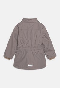 Hellbraune, langärmlige Jacke aus einem glatten, wasserabweisenden Material. Sie hat eine geraffte Taille und einen umgeschlagenen Kragen. Etikett am Saum.