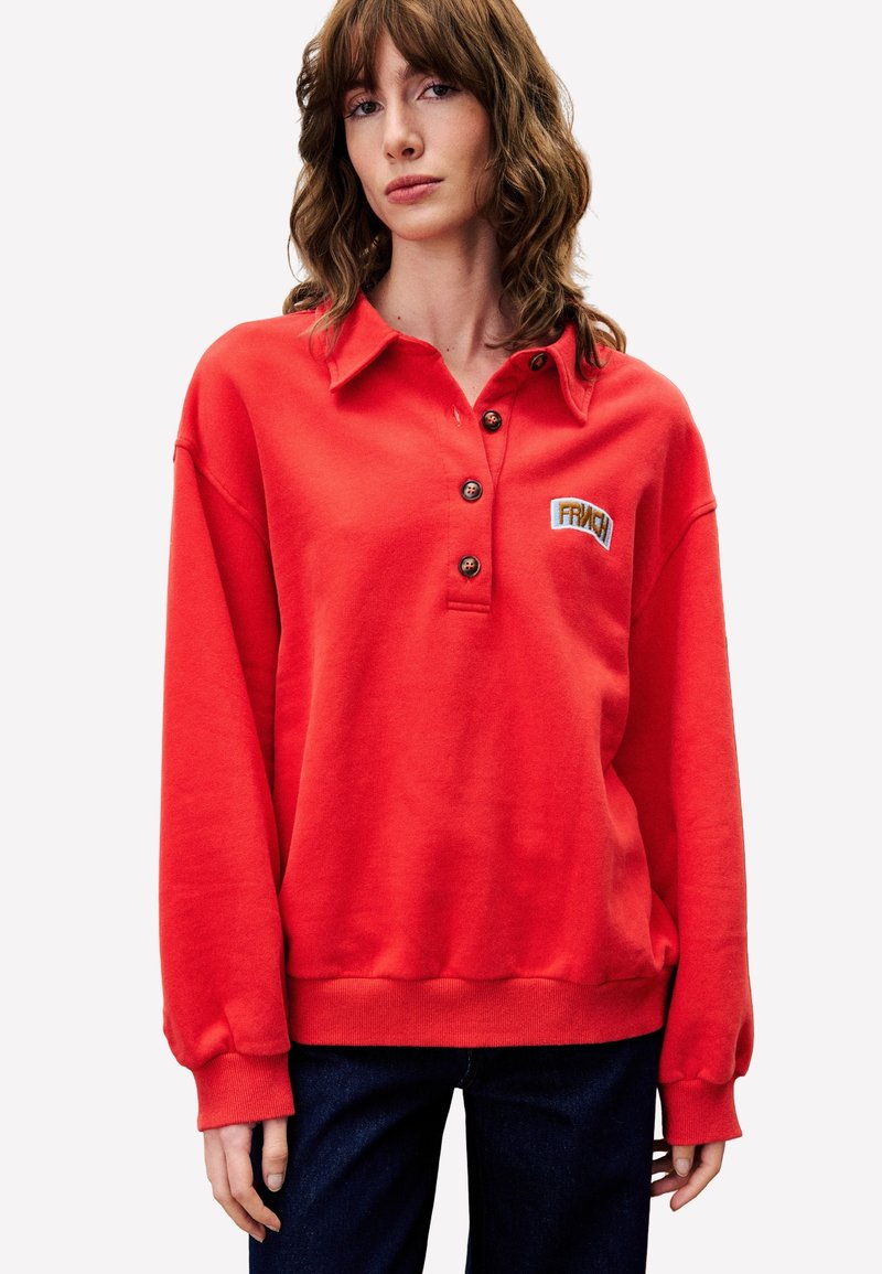 Pull rouge avec col, trois boutons et logo brodé. Équipé de poignets et d'ourlet côtelés, fabriqué en tissu doux.