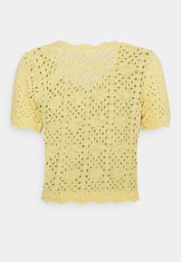 Haut jaune à manches courtes en crochet avec motifs floraux et bords festonnés, vu de dos sur fond blanc.