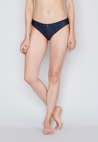 Marineblaues Spitzenbikini-Unterwäsche mit floralem Muster, gewellten Kanten und einem zentralen goldenen Hardware-Element. Glatte Textur und niedriger Bund.