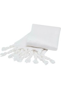 Couverture blanche avec des franges tressées. Texture douce et forme rectangulaire. Design simple, adapté à divers usages.