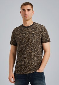 Zwarte T-shirt met een textuurpatroon van beige lijnen, korte mouwen en een ronde hals, met een klein logo op de borst.