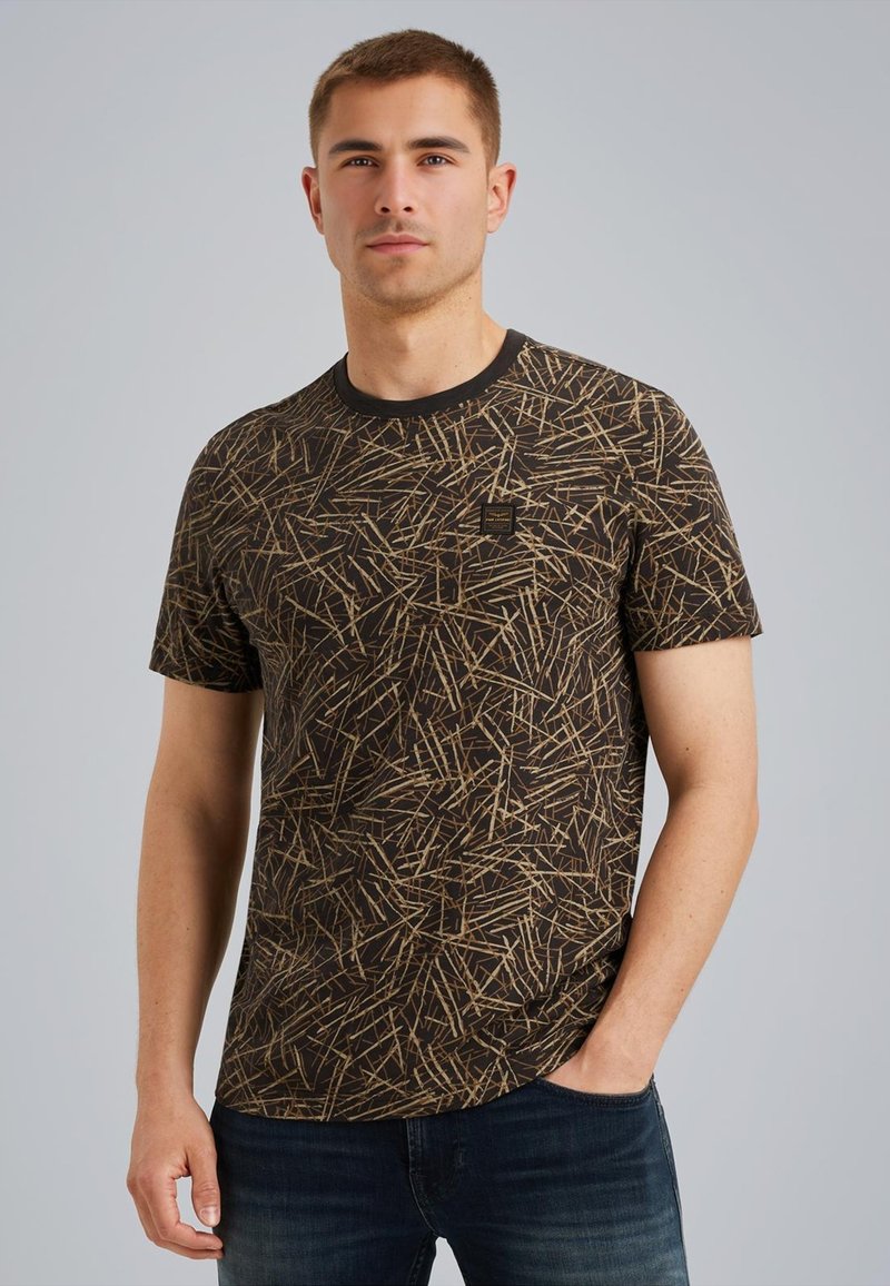 Zwarte T-shirt met een textuurpatroon van beige lijnen, korte mouwen en een ronde hals, met een klein logo op de borst.