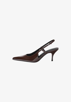 Bruine gepatenteerde leren slingback pump met een spits toelopende neus, open uitsparingen en een dunne hak. Voorzien van een verstelbare gesp.