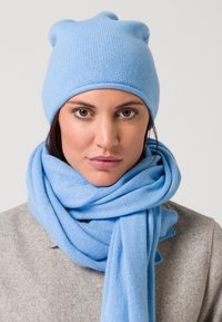 Beanie azzurro chiaro lavorato a maglia e sciarpa abbinata realizzati in un morbido tessuto testurizzato, con vestibilità ampia e design drappeggiato.