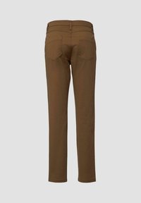 Pantalon marron droit vu de dos avec deux poches arrière et des détails de couture visibles sur un fond uni.